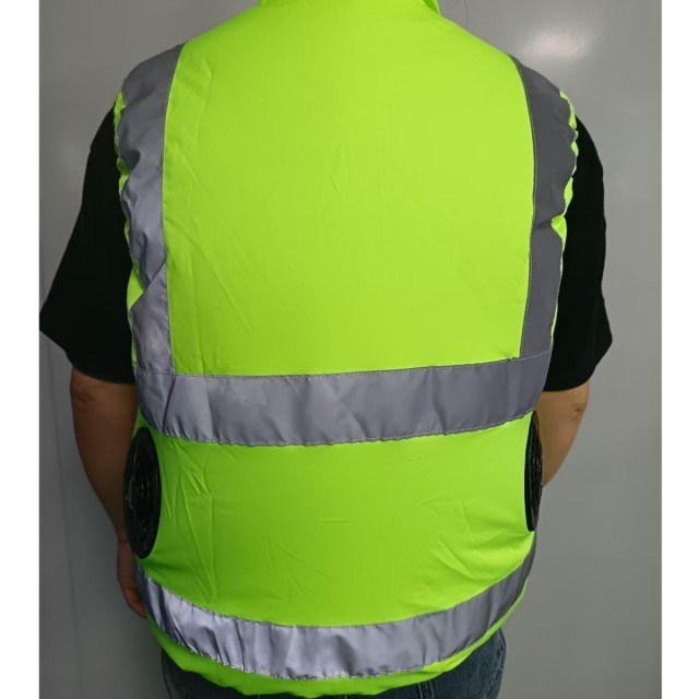 เสื้อกั๊กนิรภัยสีเขียวพร้อมพัดลมระบายความร้อน เสื้อกั๊กสะท้อนแสง Hi Vis และพัดลมสำหรับพนักงานรักษาความปลอดภัยและคนงานบนท้องถนน